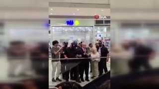 במהלך ההצבעה המתמשכת בבחירות הכלליות, נסע ראש ממשלת ישראל בנימין נתניהו לקניון וביקש מהמבקרים להצביע למפלגת…