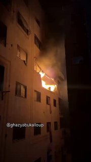 שריפה פרצה בדירת מגורים לאחר שזו הייתה מטרה על ידי מטוסי כיבוש ליד בית הספר אל-מאמוניה במרכז העיר עזה.