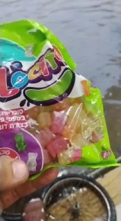 עם ממטרי הגשם הראשונים שירדו שיטפונות סוערים מסתערים על השוק המזרחי בשכם, וסוחפים סחורות ורכוש של סוחרים.