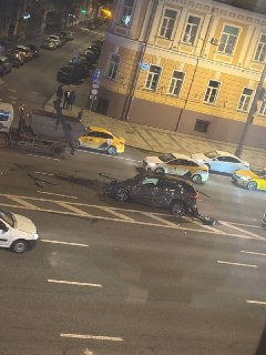 В центре Москвы произошло ДТП с участием пяти машин и электросамоката, погиб один человек, двое пострадали, сообщает «РИА Новости» со ссылкой на экстренные службы.По предварительным данным, причиной ДТП на внешней стороне Садового кольца стал BMW без номер