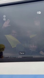 חשבנו שננטשנו. אבל לא ננטשנו". אלו שחולצו מאלשקי (באוקראינית אולשקי) הגיעו לאוקראינה. כתבי DW לכדו את הרגשו…