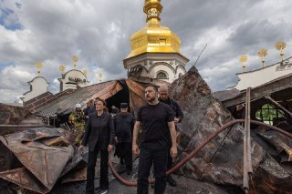 В Киеве в результате ночного удара погибли четыре человека, 25 получили ранения, рассказал мэр.   По его словам, повреждены несколько домов в разных районах города, более 140 тысяч жителей остались без электричества.  Произошел пожар в Киево-Печерской лавр