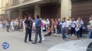 Силовики задержали активиста, который читал стихи Есенина у администрации Путина. Его оштрафовали на 500 рублей за «нецензурную брань»Возле администрации Путина задержали активиста Александра Анисимова, читавшего стихи Есенина во время подачи обращений зоо