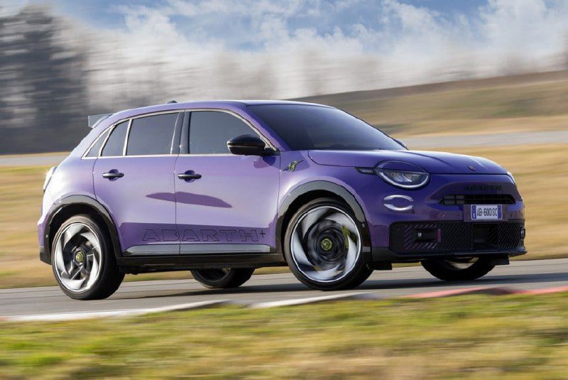 Abarth показал интерьер спортивного кроссовера 600e 2