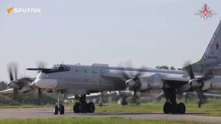 מפציצים אסטרטגיים רוסים Tu-95MS השלימו את טיסתם המתוכננת מעל המים הניטרליים של ים יפן. ידיעה זו הוכרזה על י…