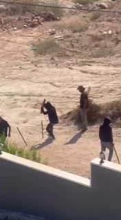 مستوطنون يسيّجون منزلاً في قصرة بسياج معدني