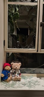 Живущий в Израиле музыкант Андрей Макаревич сообщил, что его дом пострадал во время ракетной атаки Ирана.По его словам, повреждения получили окна и крыша. Музыканта с женой и четырехлетним сыном в этот момент не было дома.Жена Макаревича Эйнат Кляйн расска