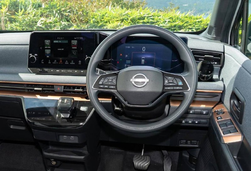 Nissan Sakura получил выдвижные солнечные панели 4