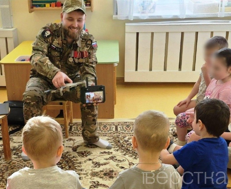 Беспилотные войска стали пропагандировать в детских садахВстречи с рассказами о службе в подразделениях беспилотных войск проходят в детских садах по всей России с ноября 2025 года. Первая подобная встреча состоялась в детсаду «Ласточка» в городе Родники И