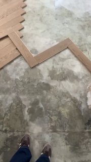 Сегодня на стройке контроль раскладки инженерной доски. Приехали - согласовали и тут мне сейчас присылают строители фото А на них правая и левая до... - изображение 2 - доски, фото, либо