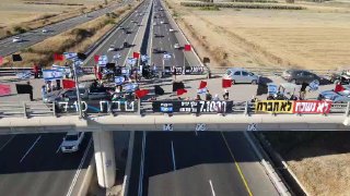 הפגנה בגשר כפר יהושע לציון 1,000 ימים לטבח 7 באוקטובר