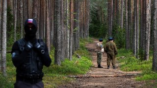📍 Не первый год 5 августа с самого раннего утра лес в Сандармохе наполняется очень похожими друг на друга людьми.Мужчины без формы, но особая незаметность лиц и переговорные устройства в руках, пристальное внимание к каждому, кто подходит к памятным камням