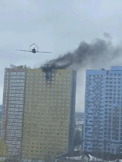 В Уфе два человека пострадали в результате атаки БПЛА, сообщил губернатор Башкирии Радий Хабиров.«Беспилотники сбиты в районе нефтеперерабатывающих заводов Уфы. Два из них упали на строящийся дом в микрорайоне Затон. В результате произошло возгорание утепл