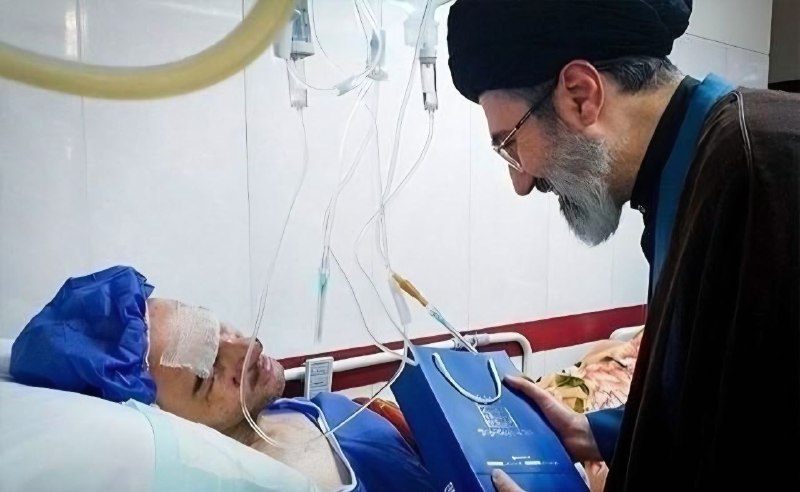 نورنیوز: 📸 عکس‌ قدیمی مربوط به عیادت رهبر معظم انقلاب آیت‌الله سید مجتبی خامنه‌ای از جانبازان انفجار پیجرهای لبنان🌐 nournews.ir🆔 