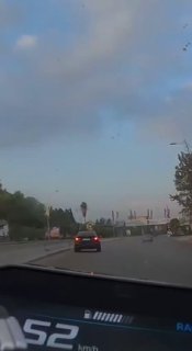 הרגעים הנוראיים של ההתנגשות...מצלמת אופנוע מתעדת יירוט של מכונית בדרכה על כביש הגז.