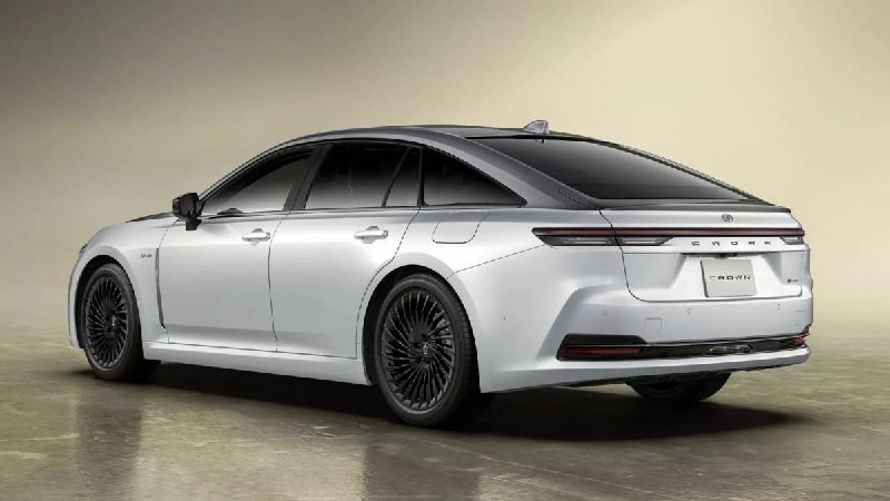Toyota Crown представили в особых версиях к 70-летию модели 2