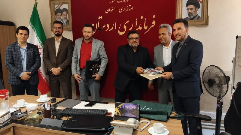 زواره نیوز: ✅ آیین تودیع و معارفه سرپرست اداره ورزش و جوانان شهرستان اردستان برگزار شد.آیین تودیع و معارفه سرپرست اداره ورزش و جوانا