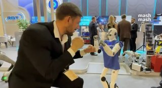 Шпака наконец-то отоварили. Сделал это робот-гуманоид на ПМЭФ-2026, где прямо сейчас наш корреспондент пытается заснять всё.рады, хейтеры?❗ Не грузятся фото и видео? Читайте нас в MAX