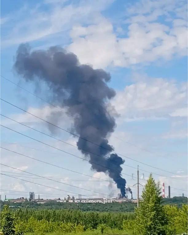 ❗️Ukrainian serviceman and political commentator Kyrylo Sazonov claims HUR destroyed a Russian military train carrying North Korean KN-23/KN-24 ballistic missiles and ammunition on the Trans-Siberian Railway, more than 6,000 km from Ukraine. Sazonov says remotely controlled explosives were used against the tracks and train, triggering secondary detonations that destroyed the echelon and damaged the railway. Ukraine’s HUR has not officially confirmed the operation.