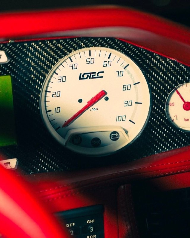 Lotec TT1000 был построен на базе Ferrari Testarossa с применением оригинальных углепластиковых кузо 5
