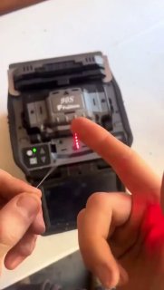Fusion splicing two fiber optic cablesScience and facts💡