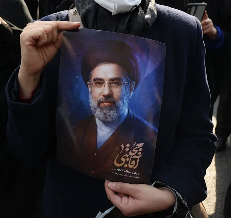 По информации кувейтского издания Al-Jarida со ссылкой на источник, близкий к руководству Ирана, Хаменеи после ранения во время первых ударов по стране фото