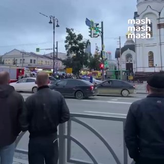 Четыре человека погибли в результате ДТП в Екатеринбурге — автобус вылетел на тротуар и врезался в храм "Большой Златоуст", сбив шестерых пешеходов.Со слов очевидцев, на бордюре сидел мужчина, держась за голову, на земле лежали без сознания около шести чел