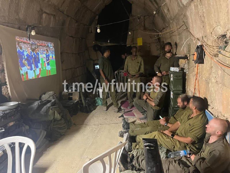 ️🇮🇱🇱🇧 חיילים ישראלים המוצבים בטירת הבופור ההיסטורית בדרום לבנון נראו צופים במונדיאל.