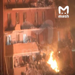 Повреждены 6 этажей, 25 машин, и, по словам местных, минимум двое пострадали. Главное по атаке ВСУ в Краснодарском крае к этому часу:— Около 23:00 очевидцы сообщают о взрыве в посёлке Новая Адыгея.— Через пару минут появляются кадры пожара в здании, куда у