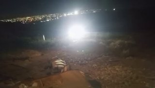 מתנחלים עורכים סיורים פרובוקטיביים סביב מעונו של הפלסטיני מוחמד ג'בארין בח'רבת אל-בוטום במוסאפר יטא, דרומית…