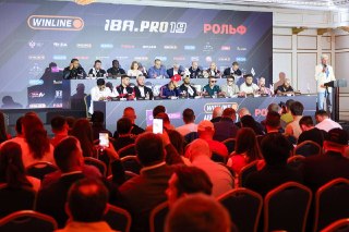 На прошедшей пресс-конференции в преддверии турнира IBA PRO 19 президент Международной ассоциации бокса Умар Кремлёв анонсировал зрелищное шоу мирового уровня.Оно состоится 11 июля в Москве. Событие объединит на одном ринге чемпионские поединки ведущих тяж