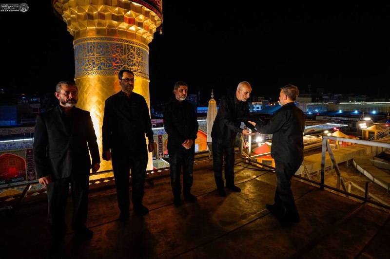טקס הנפת דגל היגון והתנחומים לציון יום השנה לפטירתו של האימאם חסן אל-מוג'טבה (עליו השלום) בחצר העליונה המטו…