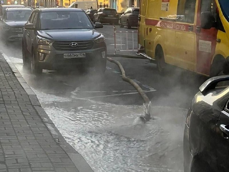 משהו פורץ מהאדמה ב- ליין הבאסקים צעיף של אדים נצפה על הכביש במחוז המרכז של סנט פטרסבורג בערב ה-28 באוקטובר.