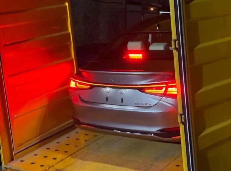 В Сеть попали первые фото обновленного Lexus ES 2