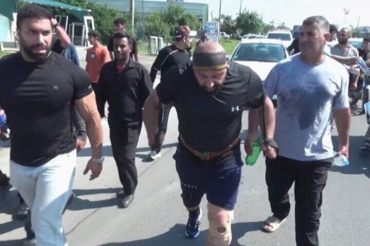 Car carrying with head and neck; Athlete Joybari recorded a record of 22 kilometers