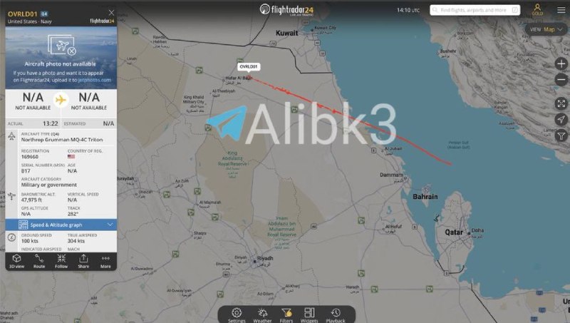 מטוס סיור אמריקאי מסוג MQ-4C Triton מבצע משימת סיור ומעקב מעל המפרץ הפרסי, לכיוון מערב.