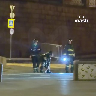 К храму Василия Блаженного на Красную площадь приехало уже 15 пожарных машин. Спасатели зашли внутрь, над куполами здания белый дым.❗ Не грузятся фото и видео? Читайте нас в MAX