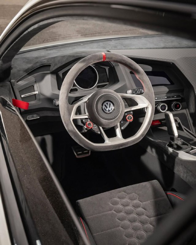 Volkswagen демонстрирует трио старых концепт-каров Golf: W-12, концепт-кар Design и родстер. Все они 6