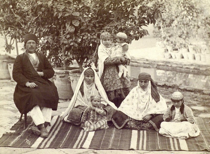 دنیای قدیم(تاریخی نوستالژی): خانوادهای زرتشتیتهرانعکس منسوب به سِوریوگینقبل از 1910از آرشیو موزه کونست کامرا (سنت پترزبورگ)@Oldonya