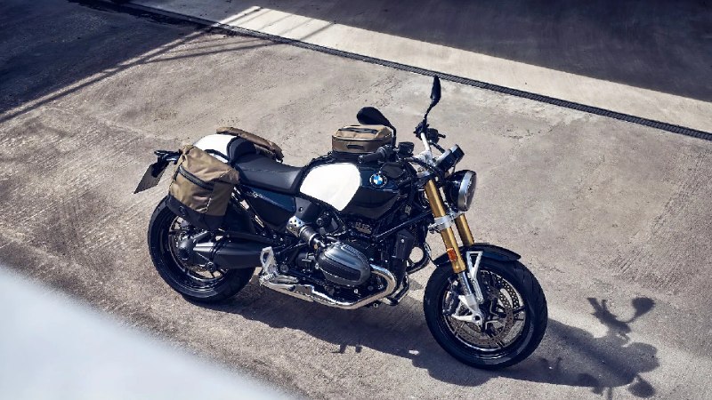 Знаете, что самое сложное в мотоциклах BMW? Заставить владельца M5 F90 оторвать 