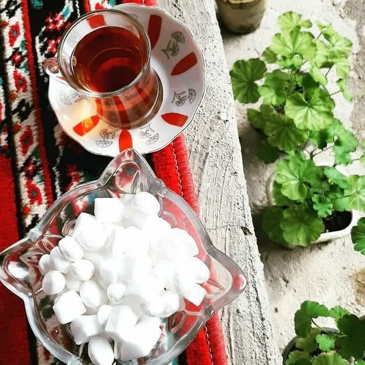 ️️مطلع الفجر گیلانغرب: ☕ مثل چای!خود شما وقتی یک چای تلخ مقابلتان میگذارند چه میکنید با یکی دو حبه قند آن را شیرین میکنید و نوشیدنش را بر خو