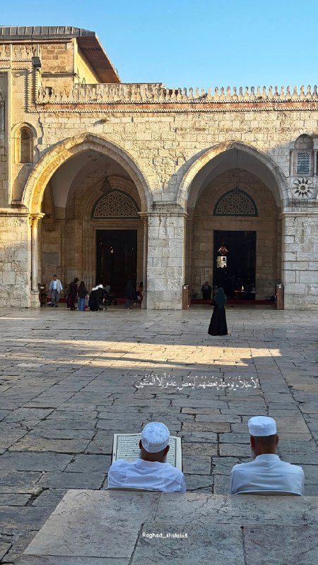 المصلون يؤدون الصلاة في الأقصى عند غروب الشمس