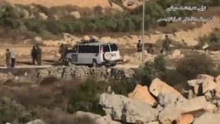 כוחות ישראל הישראליים עוצרים פלסטינים מזרחית לעיר סאיר, צפונית לחברון, בגדה המערבית .