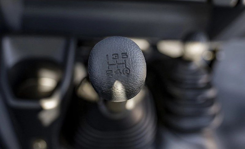Внедорожнику Toyota Land Cruiser 70 вернули «механику» 3