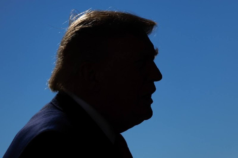 System system: Donald Trump helps Russia win the war. It has already been said many times that the US, under President Donald Trump, turned its back on Ukraine. But recent days show something worse than abandonment: Trump is now actively helping Russia win the war. Many media outlets and commentators were too cautious in their wording, saying that Trump "סוחט את אוקראינה" or puts pressure on it. We all need to do the responsible thing and call it what it is, as ugly as it sounds: Trump is not trying to reach a deal – he is trying "לסיים את המלחמה" simply by helping Russia win. Photo: Samuel Corum / Child / Bloomberg via Getty Images.