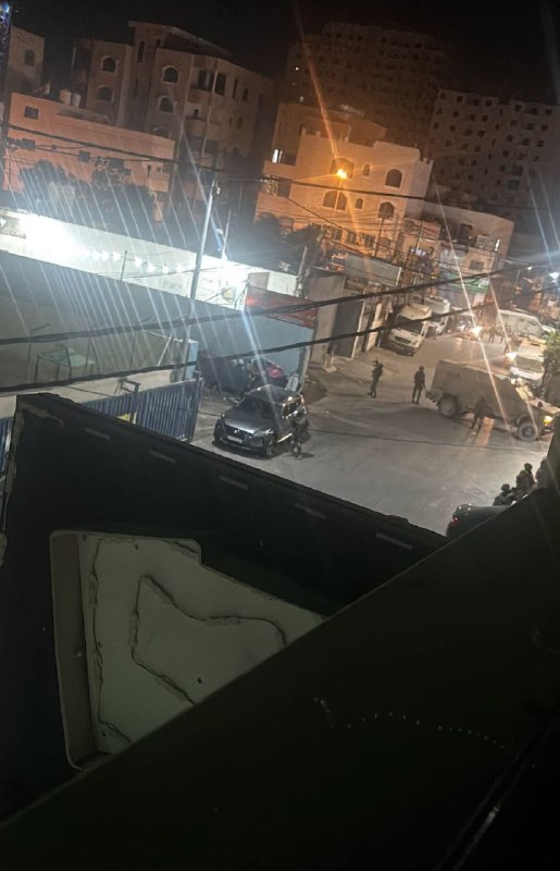 חלק מכוחות הכיבוש מסתערים על מחנה קלנדיה, מצפון לירושלים הכבושה.