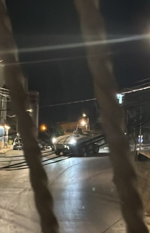 מקורות מקומיים: משוריינים של איתן השייכים לצבא הכיבוש הסתערו על אזור "אקדמיית הקוראן" בעיר שכם.