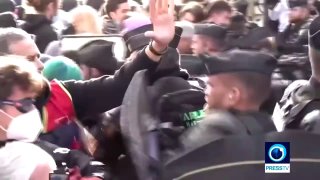 צרפת היא החוליה החלשה ביותר בשוק החוב הריבוני באירופה. ". מאטס נילסון מזהיר כי צרפת היא החוליה החלשה ביותר…