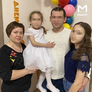 Напавший на детский сад в Оренбургской области ворвался туда сильно пьяным — поднявшись на второй этаж, он наткнулся на Лию Галееву. Женщина смогла остановить неадеквата — и порезала руки, когда отнимала у него нож. Это не помешало ей завалить на пол и скр