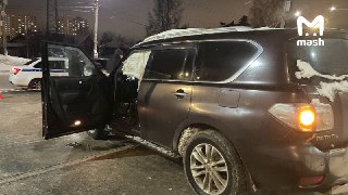 Мощность взрыва во внедорожнике — около 200 граммов тротила, предварительно.Пострадавший мужчина ведёт строительный бизнес с матерью и братом. По одной из версий, покушение организовали конкуренты из-за борьбы за клиентов и демпинга цен.Прокуратура Московс